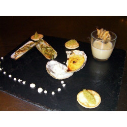 Cappuccino normand de coque accompagnée de son couteau en persillades, son huître chaude et ces perles d’Huître