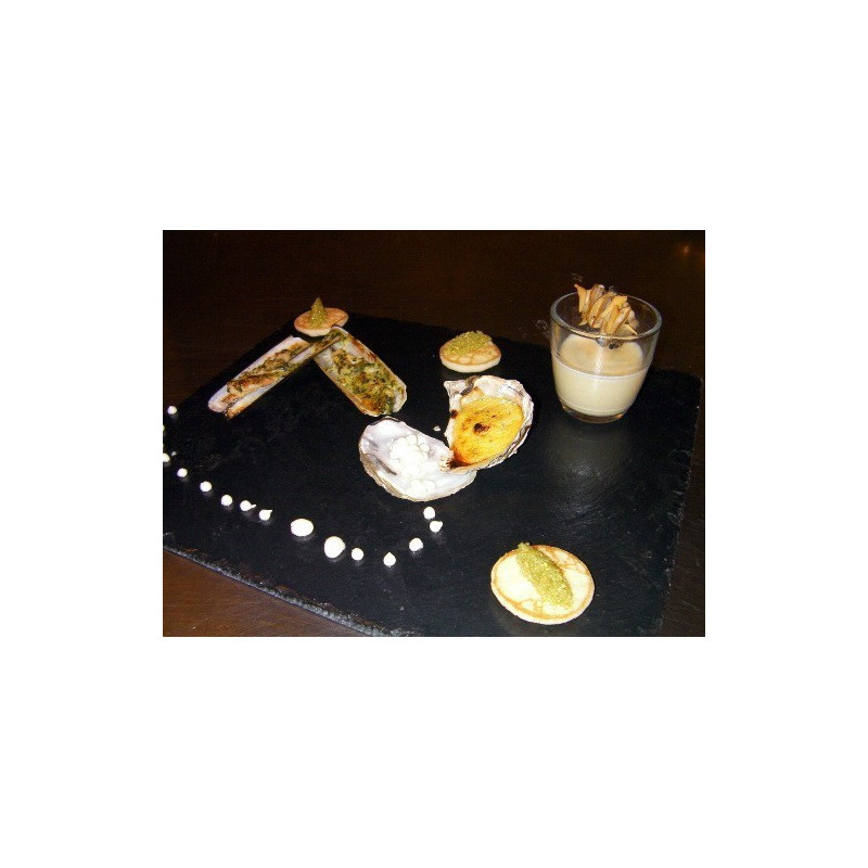 Cappuccino normand de coque accompagnée de son couteau en persillades, son huître chaude et ces perles d’Huître